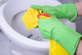 Toaleta bude mnohem odolnější vůči nečistotám. S domácím roztokem ji stačí umýt jednou za 14 dní