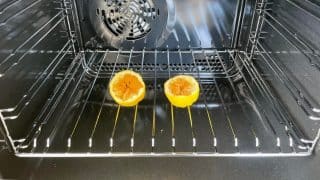 Rozpůlený citron s trochou skořice má funkci 2v1. Umístěte ho na noc do trouby, na 5 minut ji vyhřejte a ráno budete zírat