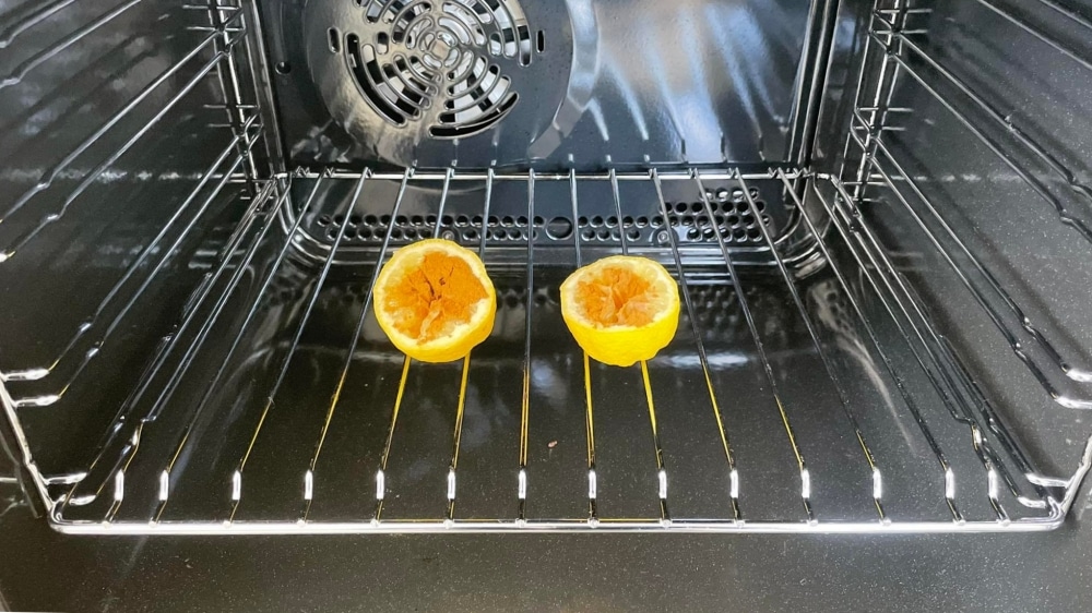 Rozpůlený citron s trochou skořice má funkci 2v1. Umístěte ho na noc do trouby, na 5 minut ji vyhřejte a ráno budete zírat