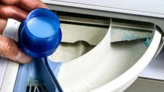 9 chyb při praní, které ničí oblečení: Přehnané množství aviváže, použití změkčovače vody či bělidla