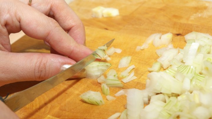 krajeni cibule zena