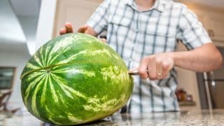 Nejjednodušší způsob, jak nakrájet meloun – krok za krokem. Nehrozí, že byste si ulepili ruce, až ho budete jíst