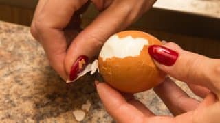 Oloupejte vařená vejce snadno a rychle. Málokdo zná kuchyňský trik se sodou a sklenicí vody