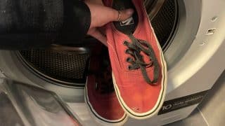 Jak prát boty v pračce, aby se neponičily? Dejte na „vertikální metodu“ a vyndáte je jako nové