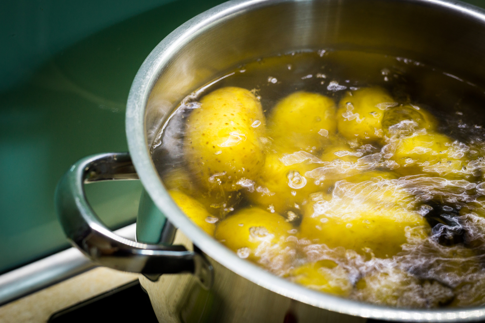 Voda z vařených brambor je dobrá k zjemnění pokožky