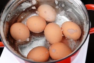 Díky hořící zápalce vajíčka nepopraskají. Stačí ji vhodit do vody při vaření a fyzikální zákony zafungují