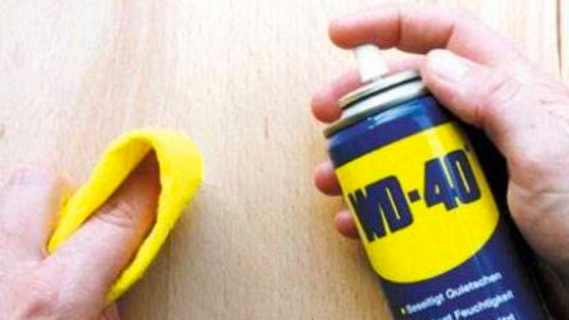 Vrže vám doma podlaha? Zdánlivě neřešitelný problém může mít snadné řešení – k opravě lze použít WD-40