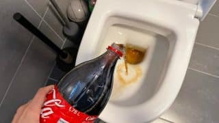 Nalijte Coca-Colu do záchodu a už to nebudete chtít dělat jinak. Díky svému složení dokáže v domácnosti zázraky