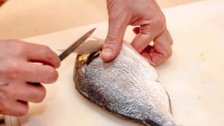 Šéfkuchař vyjmenoval nejčastější chyby při přípravě ryb: Moc soli, příliš dlouhá tepelná úprava a otáčení na pánvi