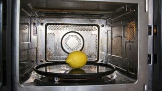Dejte na 20 sekund citron do mikrovlnky. Doba na přípravu jídel se díky tomu výrazně zkrátí