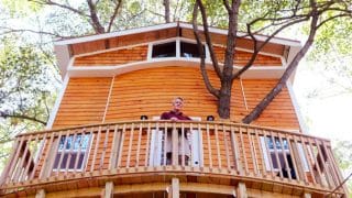 Dědeček postavil vnoučatům domek na stromě, který nemá obdoby. Mohla by v něm bydlet i několikačlenná rodina