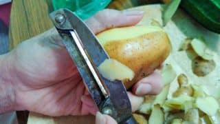 Triky chytré hospodyňky: Ulehčete si práci a oloupejte brambory, aniž byste potřebovali nůž nebo škrabku