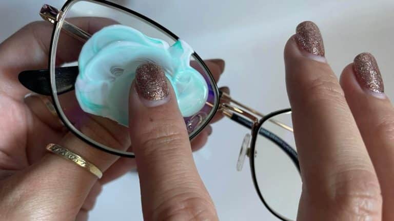 Jak odstranit škrábance na brýlích: Postačí trocha zubní pasty nebo soda s vazelínou