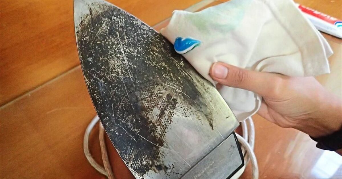 Jak vyčistit žehličku: S připečenou špínou si poradí sůl, citron i jedlá soda