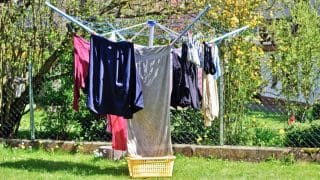 Pokud jste zvyklí sušit prádlo venku, děláte obrovskou chybu. V několika případech to není dobrá volba