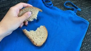 chleba mastny flek obleceni
