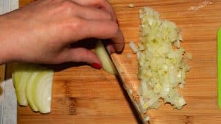 Jak bleskurychle nakrájet cibuli: Školní kuchařka se podělila o trik, který jí šetří desítky minut