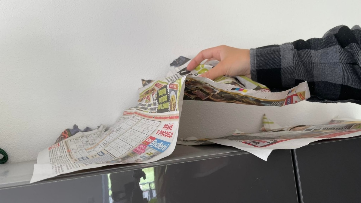 Položte na skříňku noviny a vyčkejte. Tento trik je geniální svou jednoduchostí