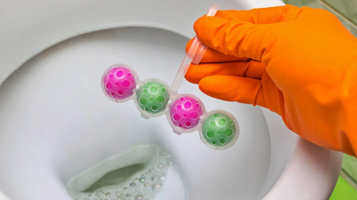 Doteď jsem nevěděla, že to dělám špatně. Na internetu se objevilo video, jak se správně umisťuje toaletní osvěžovač