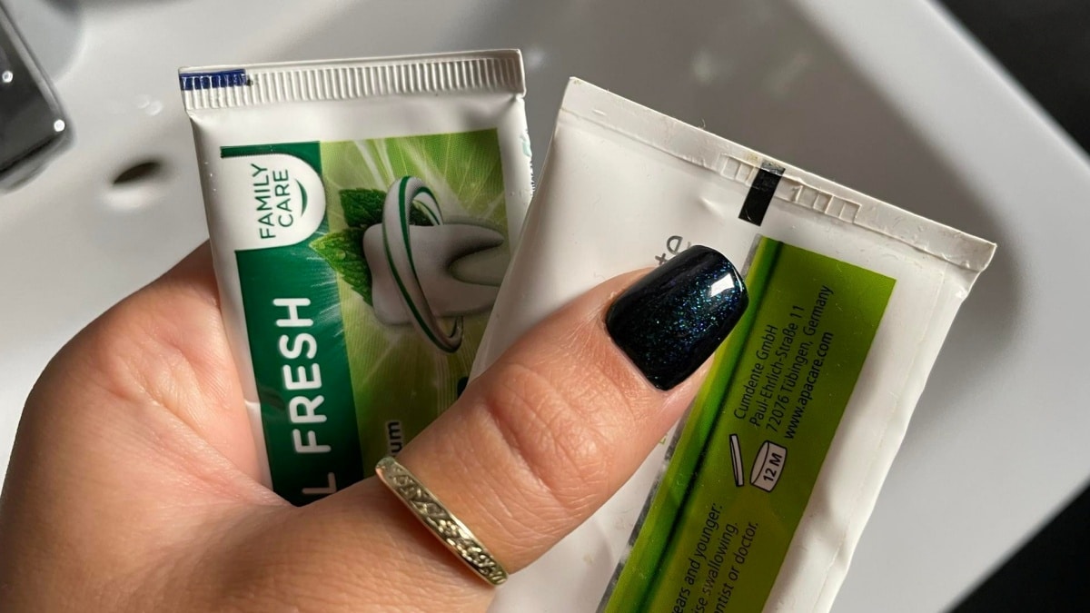 Co znamená barevný proužek na obalu zubní pasty: Mezi lidmi kolují teorie, že když je černý, pasta způsobuje paradentózu