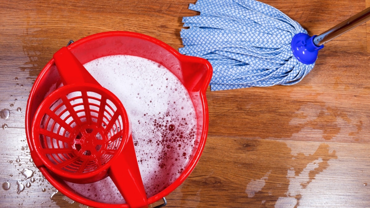 Hotelová uklízečka poradila, jak nejlépe vytřít podlahu. Beze šmouh, zápachu a s minimem vody