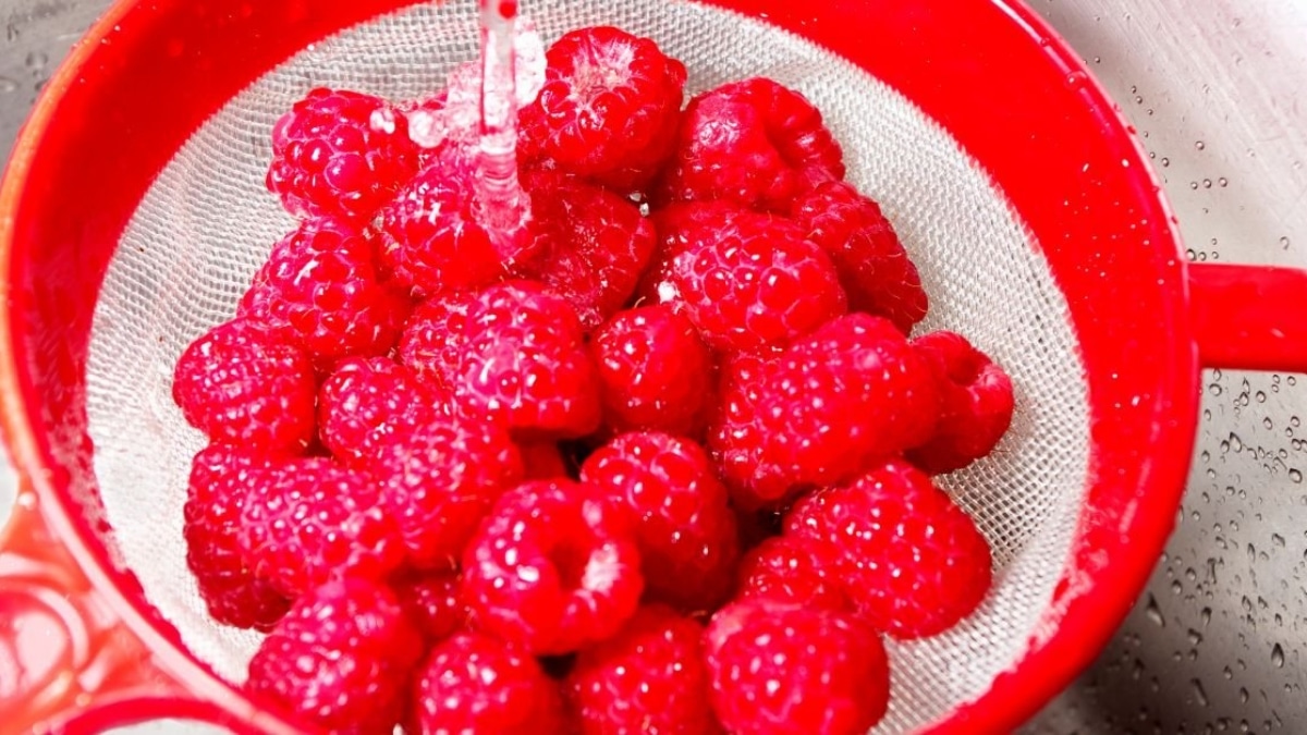 Při mytí malin dávejte extrémní pozor. Tyto chyby dělají i zkušené hospodyňky, ale rozhodně se vyplatí se jich vyvarovat