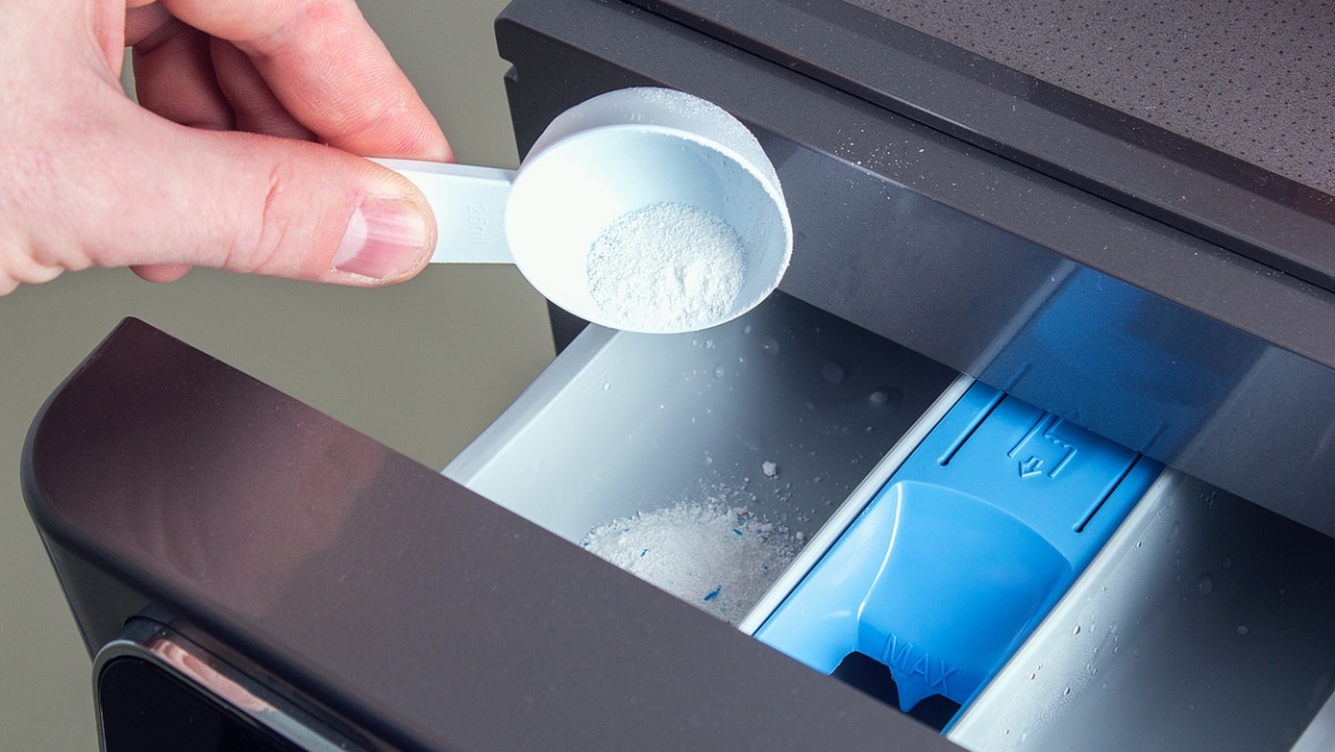 Vyplatí se zkontrolovat kvalitu pracího prášku. Jednoduchý „bílkový test“ vám dá rychlou odpověď