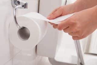 Toaletní papír v lednici dokáže absorbovat nepříjemné pachy. Při jejím čištění pomůže jedlá soda nebo ocet