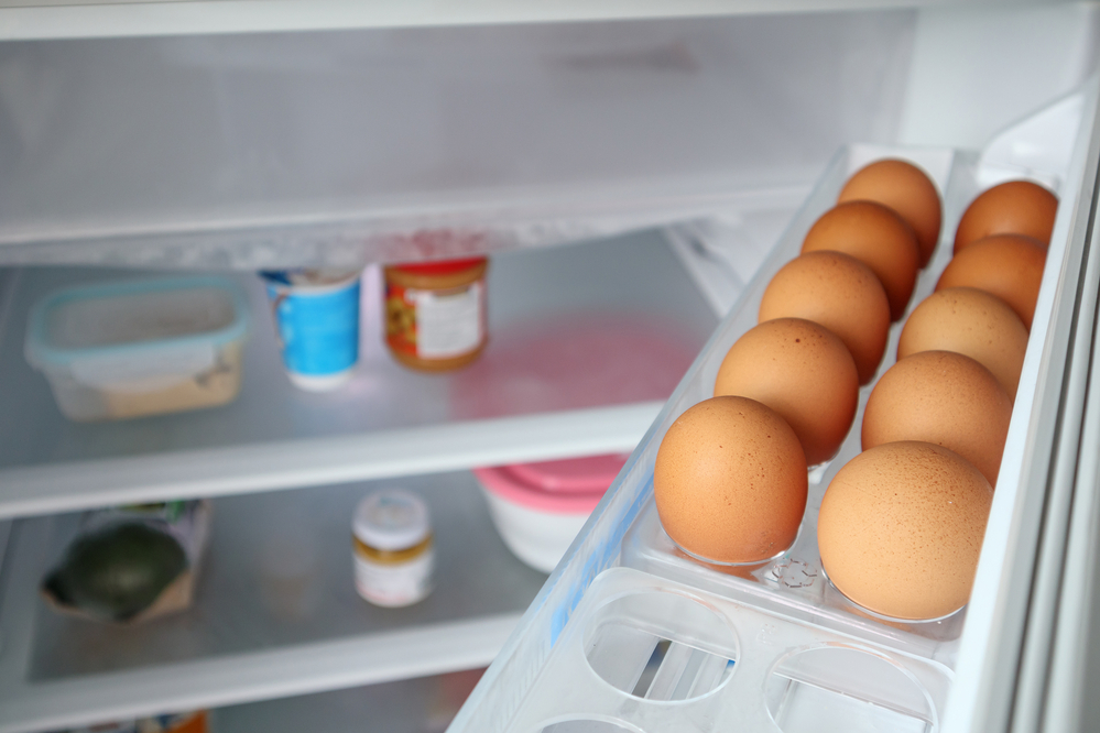 vejce ve dveřích lednice