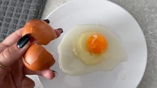 Zkažené vejce nemusí nutně páchnout. Poznat se ale dá i podle modře zabarveného žloutku