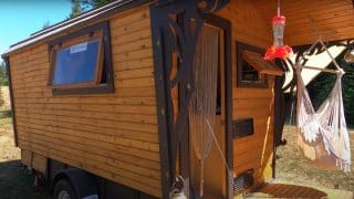 Děti odešly a 54letá žena nechtěla být ve velkém domě sama. Za méně než 400 000 Kč si proto postavila dřevěný domek sama pro sebe