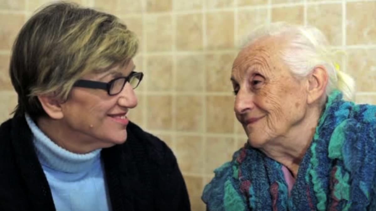 Nechtěla nemohoucí maminku dávat do domova důchodců, tak pro ni sama postavila speciální domek. Padly i slzy dojetí