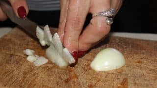 Sůl, zápalky a další způsoby, které pomohou krájet cibuli bez slz