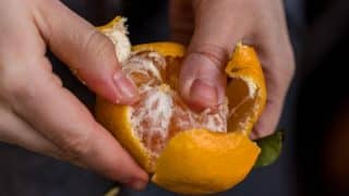 Rychle a snadno: Jak oloupat pomeranč za pouhých 10 sekund a vůbec se u toho nezašpinit