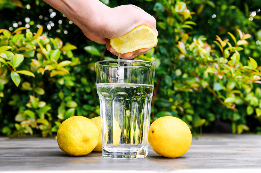 mačkání citronu do sklenice