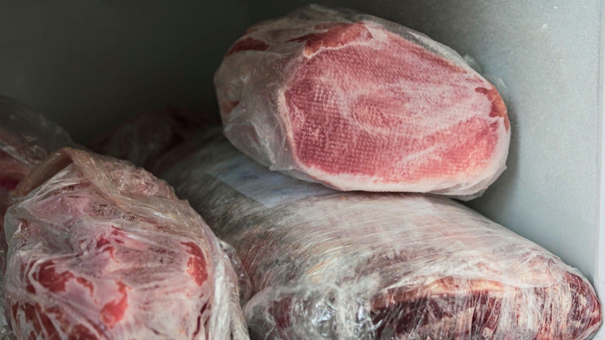 Potraviny, které se nevyplatí jíst ani den po datu minimální spotřeby. Ani mrazák mnohdy není řešení