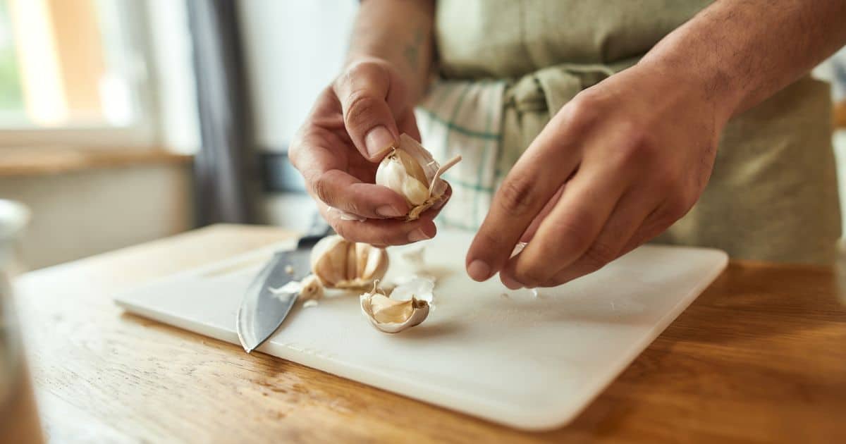 Klasické loupání česneku je nudné a zdlouhavé. Je proto dobré znát 5 efektivních triků, které ušetří nejen práci, ale také čas a nervy