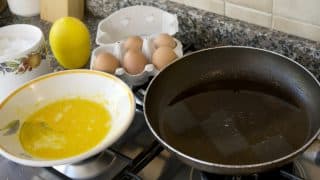 Z míchaných vajíček se stane snídaně králů. Čtyři triky, které obyčejné jídlo udělají nepopsatelně chutným