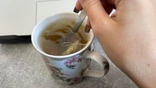 Čaj míchá špatně naprostá většina lidí, říká komorník britské královské rodiny. Krouživé pohyby jsou nepřípustné