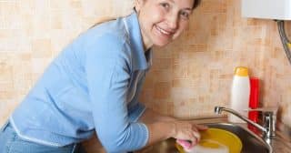 Jak ušetřit při mytí nádobí: Hospodyňka Alena se podělila o klíčovou metodu, ročně jí vrací tisíce na přeplatcích za vodu