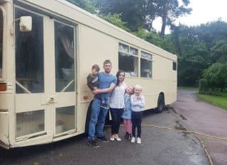 Za pár tisíc koupila ojetý autobus a předělala ho na bydlení: 5členná rodina si žije královsky. Za rok procestovala půlku světa