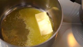 rozpustit maslo hrnec
