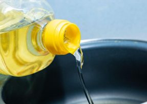Nalévání oleje do pánve