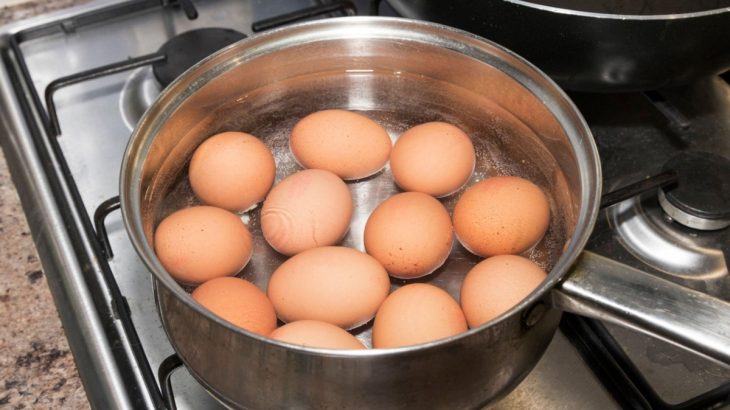 Vaření vajec v hrnci
