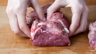 3 kroky ke šťavnaté pečínce: Ověřená metoda michelinských kuchařů, jak si poradit s velkým kusem masa jakéhokoli druhu