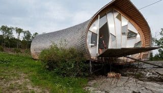 „Obří kláda“, ve které se bydlí: Nezvyklý tvar domku má své opodstatnění, architekti mysleli na všechno