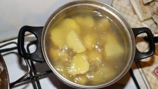 Chyby při vaření brambor likvidují důležité živiny. Jednou z nich je dávat je do studené vody