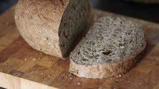 Jak bez mražení prodloužit čerstvost chleba: I 7 dní od koupě je božsky měkký. Stačí k němu dát kousek ovoce