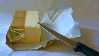 Domácí test másla: S šizením mají výrobci útrum, kvalita se dá snadno zjistit pomocí vodky