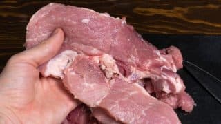 Co dělat, když maso smrdí: Vyhazovat ho je unáhlené, situace se dá ještě zachránit